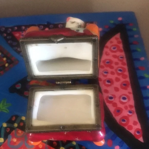 Trinket Box-Cat on Chair- Hinged - Picture 8 of 9